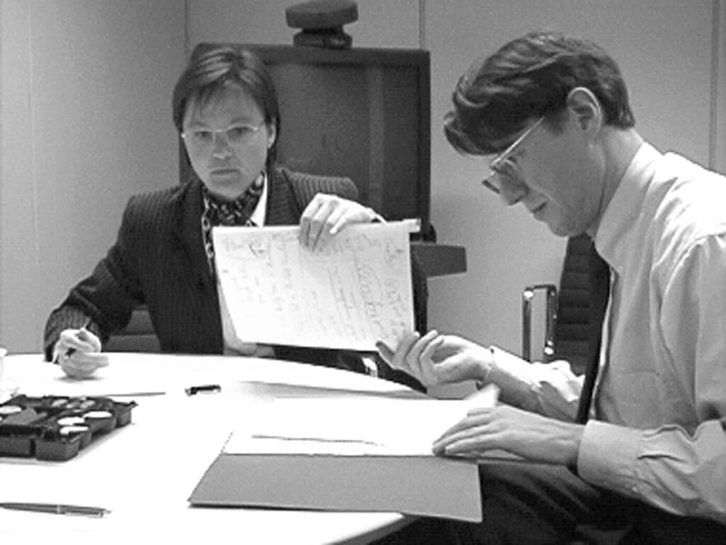 Video stills from „Papier Kommunikation“ (1998). Camera ethnographer: Georg Jongmanns